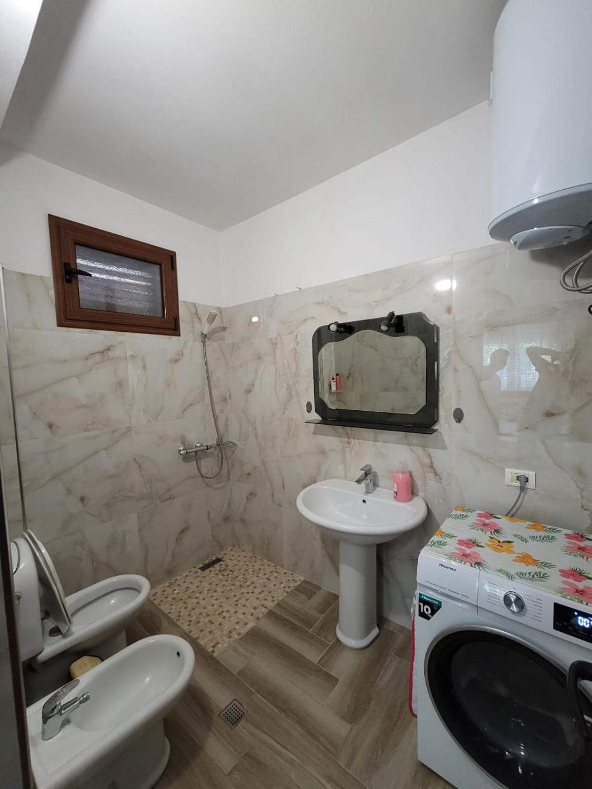 Private Room On A Shared Apartament Near Durres Beach Bagian luar foto